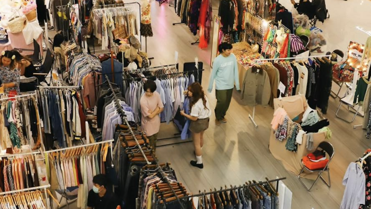 เลือกซื้อเสื้อผ้าสุดแนวเปลี่ยนลุคเก่าต้อนรับลุคใหม่ในงาน Flea Spirit Market Ep.4 เลือกซื้อเสื้อผ้าสุดแนวเปลี่ยนลุคเก่าต้อนรับลุคใหม่ในงาน Flea Spirit Market Ep.4