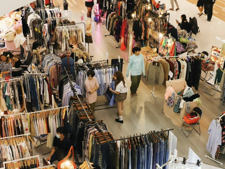 เลือกซื้อเสื้อผ้าสุดแนวเปลี่ยนลุคเก่าต้อนรับลุคใหม่ในงาน Flea Spirit Market Ep.4 เลือกซื้อเสื้อผ้าสุดแนวเปลี่ยนลุคเก่าต้อนรับลุคใหม่ในงาน Flea Spirit Market Ep.4