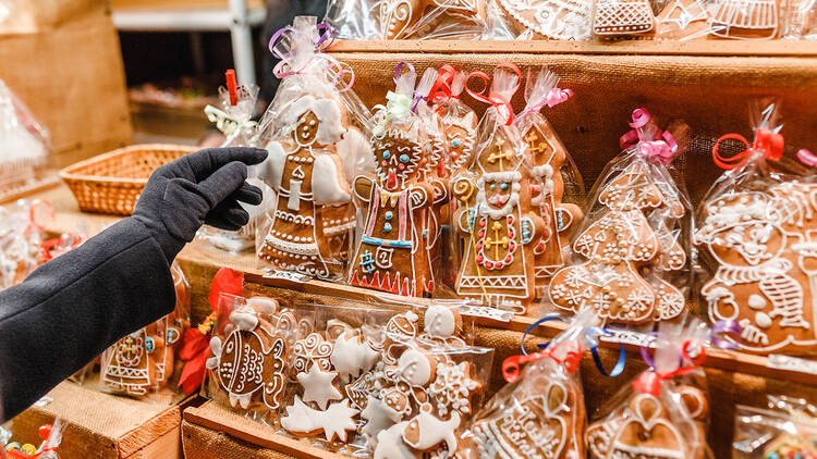 Image of gingerbread cookies at a Christmas market