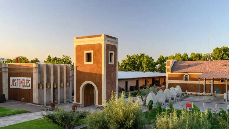 Bodega Los Toneles – Arte urbana, vino patrimonial en pleno Mendoza Bodega Los Toneles – Arte urbana, vino patrimonial en pleno Mendoza