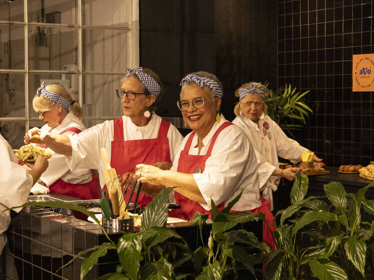 Ensinaram a costurar, a bordar e a ver a velhice com outros olhos. Agora, estas avós querem fazer o jantar Ensinaram a costurar, a bordar e a ver a velhice com outros olhos. Agora, estas avós querem fazer o jantar