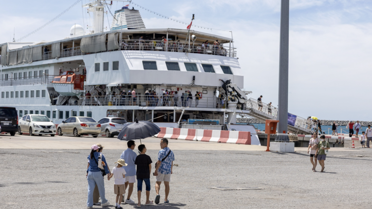 floating bookshop docks in Bangkok