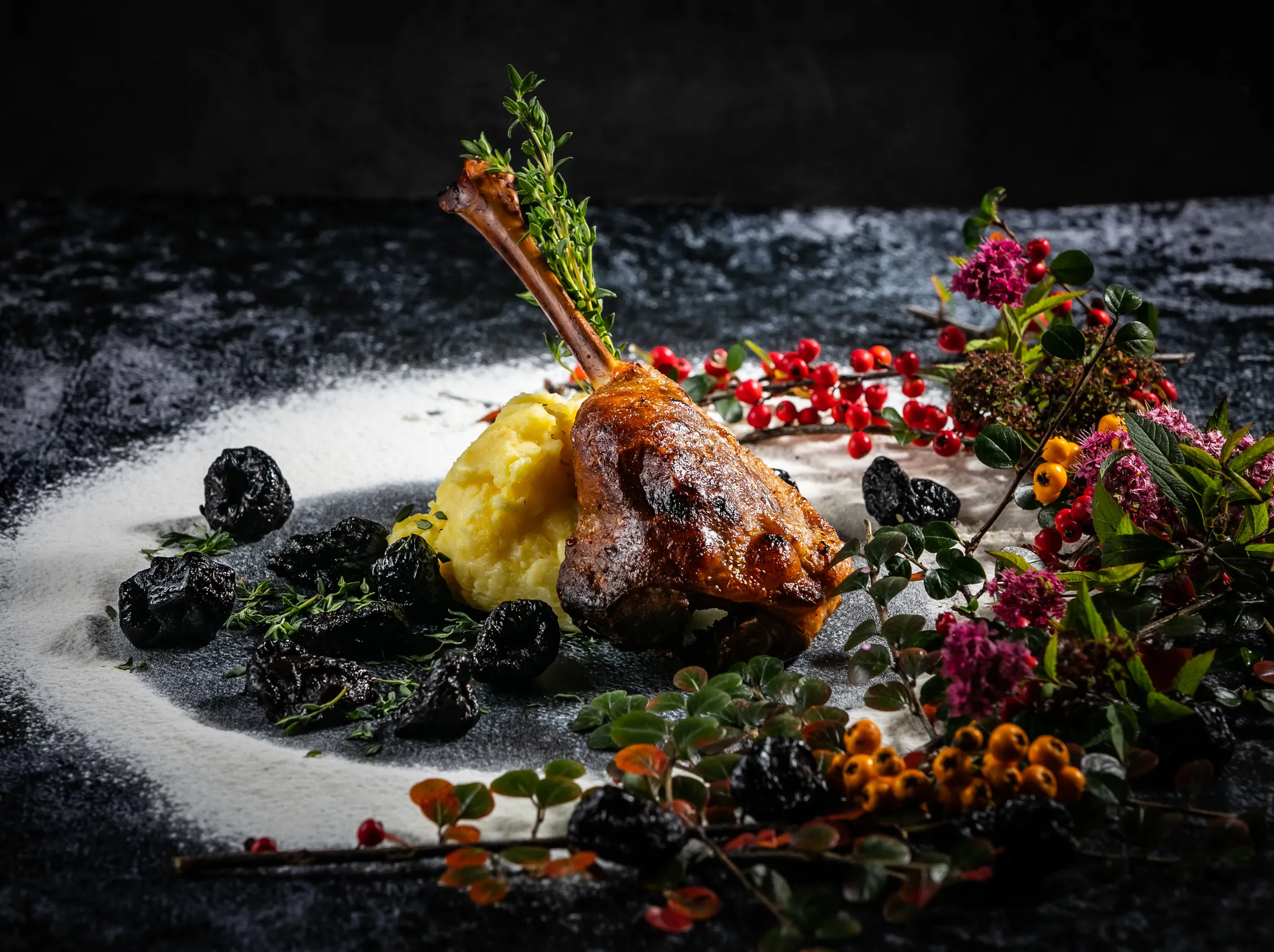 Náncsi Néni Vendéglője libacombja tálalva tányéron dekorokkal