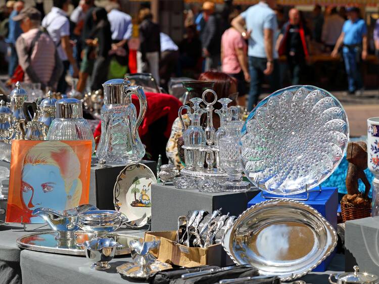 Este parking de Madrid celebra el primer gran mercadillo a pie de camión como los populares 'déballages': ropa vintage, arte y muebles a precios muy baratos con piezas que vienen de España, Francia y Portugal