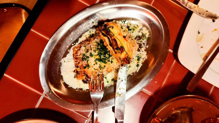 A lasanha frita preparada com muitos queijos