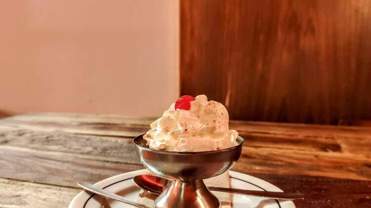 O brigadeirão com chocolate, chantilly e uma cereja cristalizada no topo