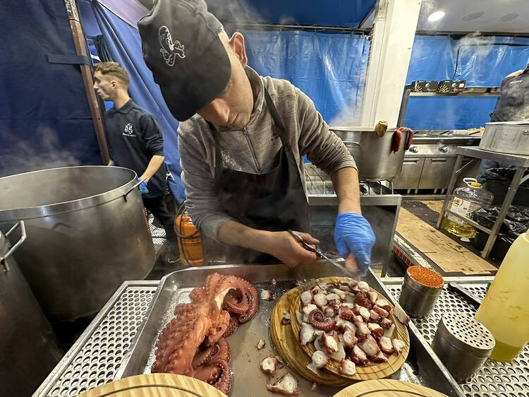 Esta plaza se llena de marisco gallego a buenos precios con queimada popular y banda de gaiteros este noviembre: castañas asadas y talleres infantiles completan el viaje a Galicia bajo una gran carpa