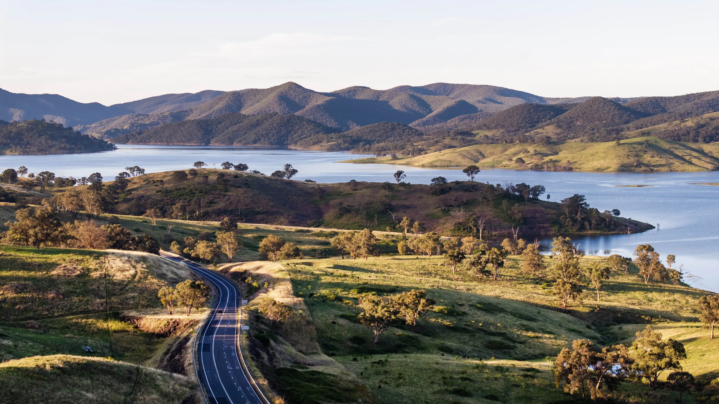 Green hills and a lake at Mudgee