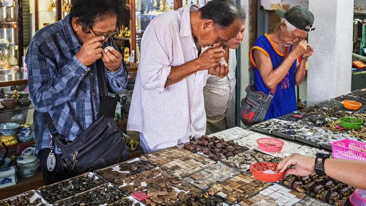 Tha Phra Chan Amulet Market Tha Phra Chan Amulet Market