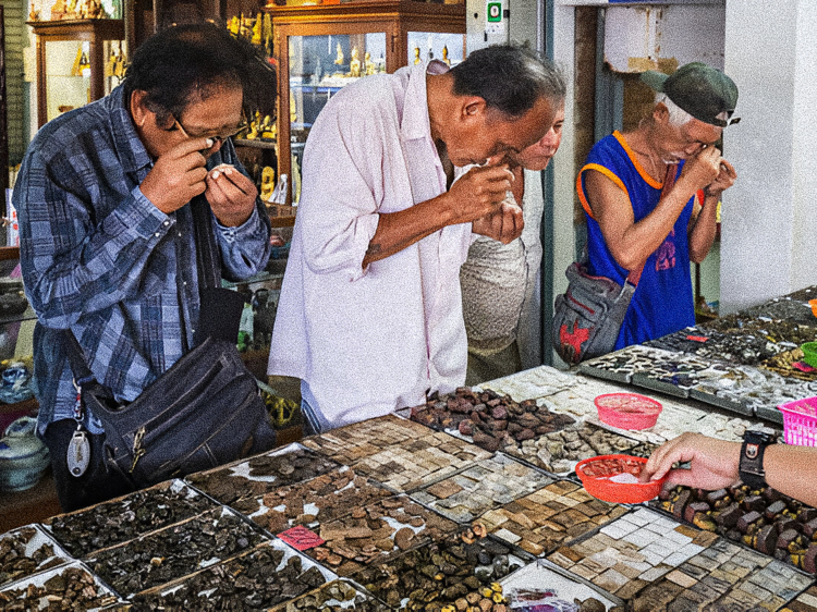 Tha Phra Chan Amulet Market
