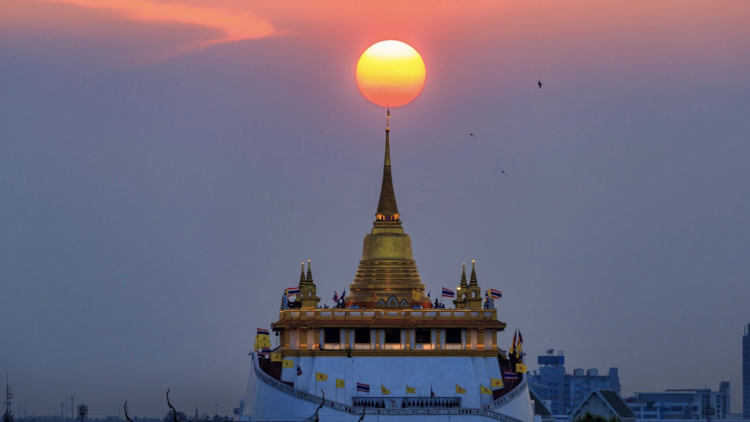 Climb Wat Saket (Golden Mount)