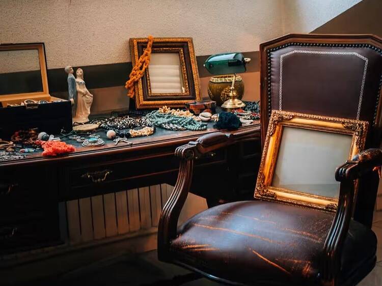 Una casa de lujo en Madrid abre sus puertas como un mercadillo con entrada gratis: muebles, decoración y obras de arte a muy buen precio Una casa de lujo en Madrid abre sus puertas como un mercadillo con entrada gratis: muebles, decoración y obras de arte a muy buen precio