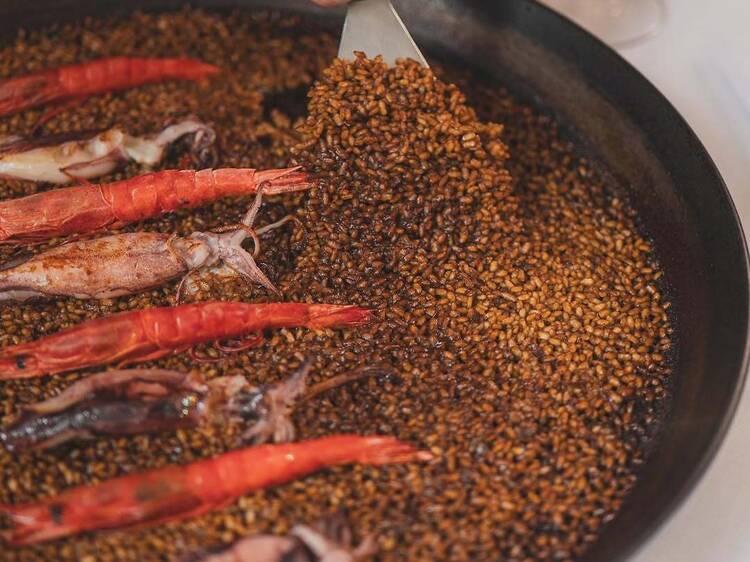 Esta impresionante parrilla de leña y carbón (¡de cinco metros y medio de largo!) es un festival de producto gurmet Esta impresionante parrilla de leña y carbón (¡de cinco metros y medio de largo!) es un festival de producto gurmet