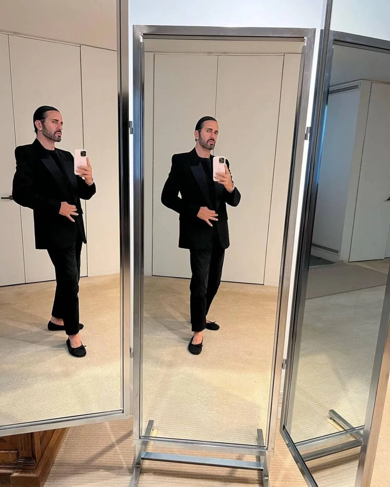 Tendance &agrave; Paris : la ballerine aux pieds des hommes