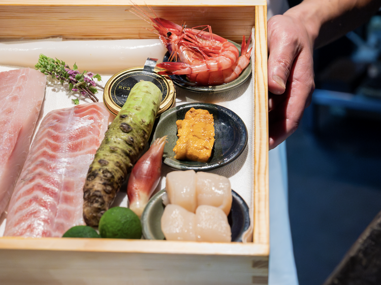 Dos germans xilens serveixen un dels millors sushi de Barcelona en aquesta petit barra Dos germans xilens serveixen un dels millors sushi de Barcelona en aquesta petit barra