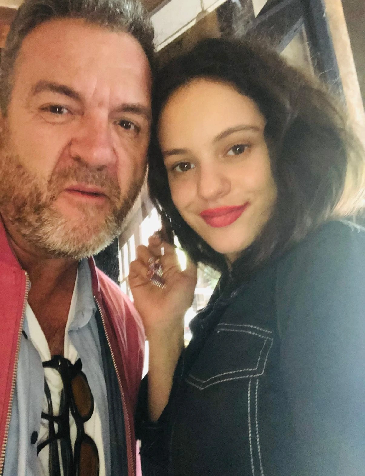 La selfie de Rosalia i Kim Diaz al Bar Mut 