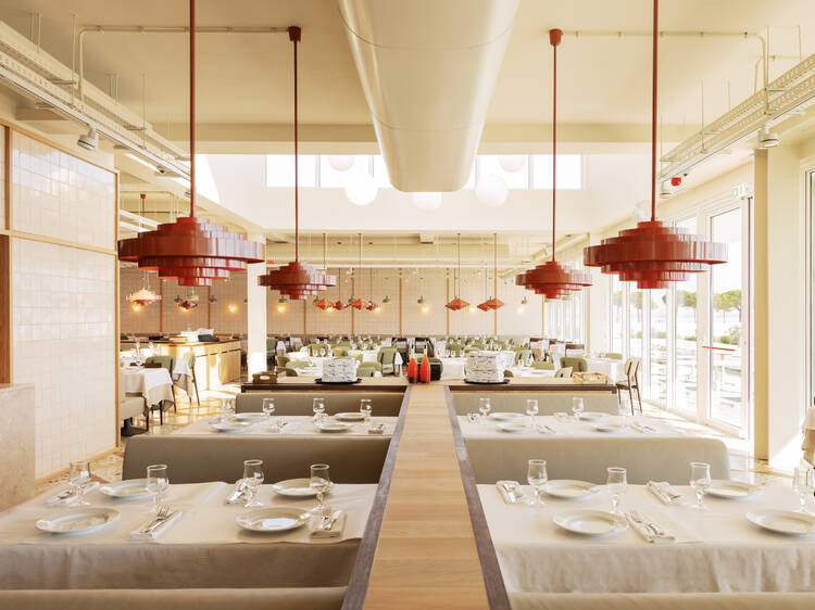 Nesta churrasqueira moderna, o frango é bom, mas o bolo de bolacha... Nesta churrasqueira moderna, o frango é bom, mas o bolo de bolacha...