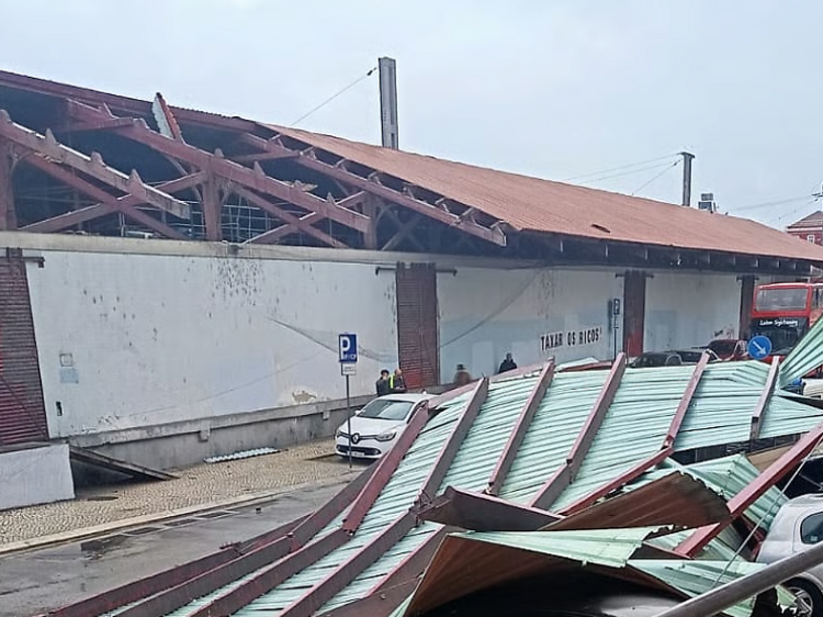 Vento forte arrancou telhado de edifício da estação de Santa Apolónia