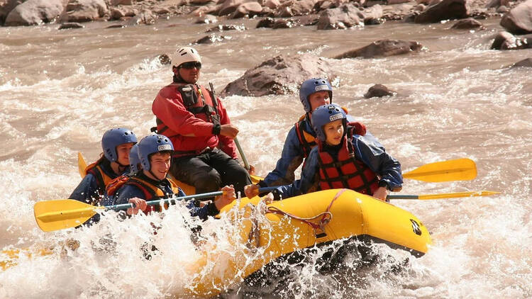 Adrenalina sobre las aguas del Río Mendoza en Potrerillos Adrenalina sobre las aguas del Río Mendoza en Potrerillos