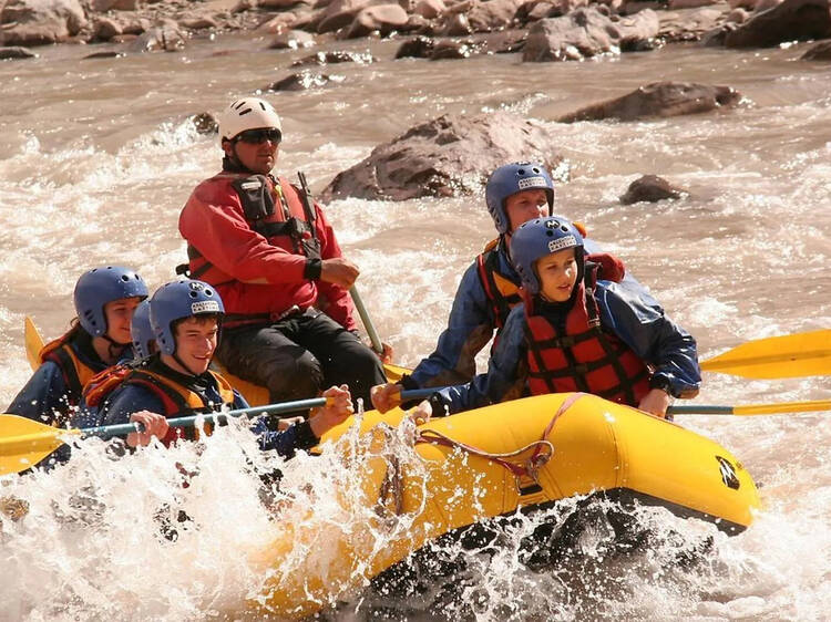 Adrenalina sobre las aguas del Río Mendoza en Potrerillos Adrenalina sobre las aguas del Río Mendoza en Potrerillos