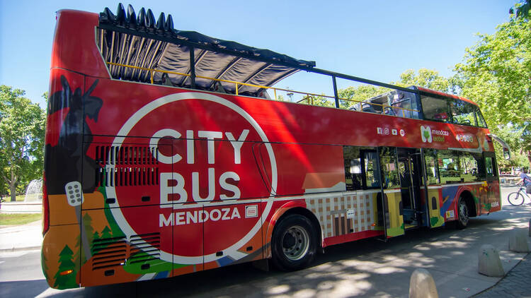 City Bus Mendoza: Turismo urbano sobre ruedas con vistas panorámicas City Bus Mendoza: Turismo urbano sobre ruedas con vistas panorámicas