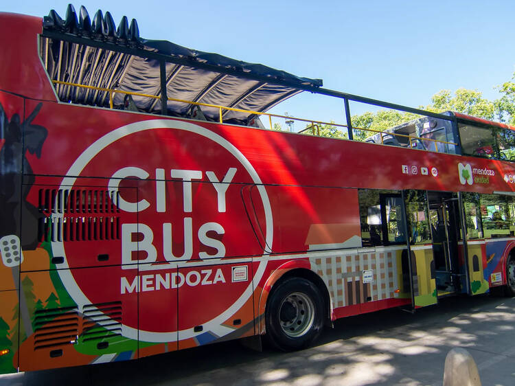 City Bus Mendoza: Turismo urbano sobre ruedas con vistas panorámicas City Bus Mendoza: Turismo urbano sobre ruedas con vistas panorámicas