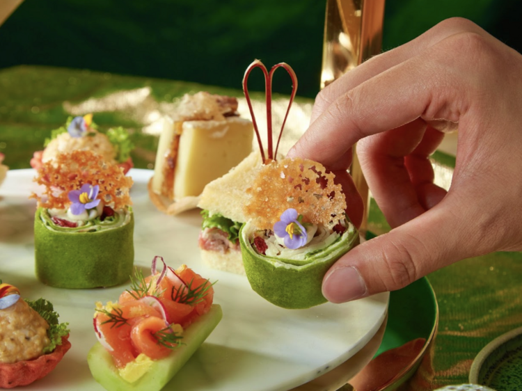 Sindhorn Midtown serves festive tea, cocktails and Korean seafood