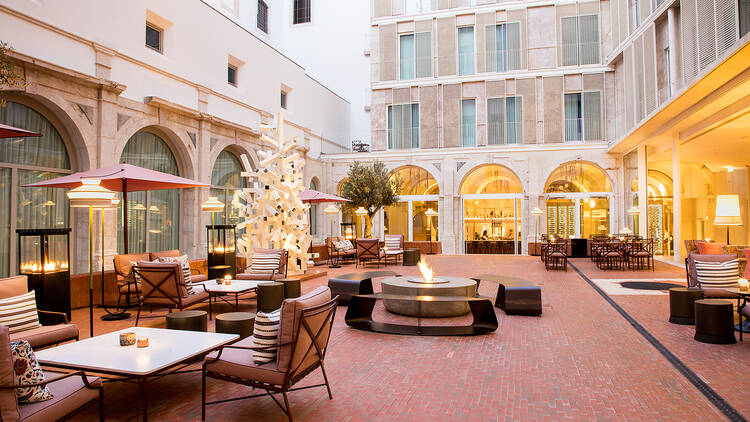 Entre monges e cosmopolitas