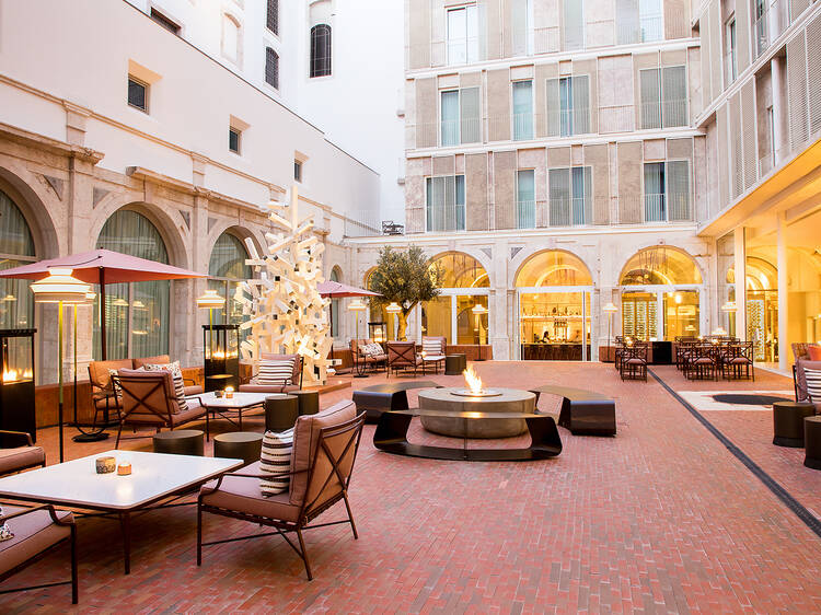 Entre monges e cosmopolitas