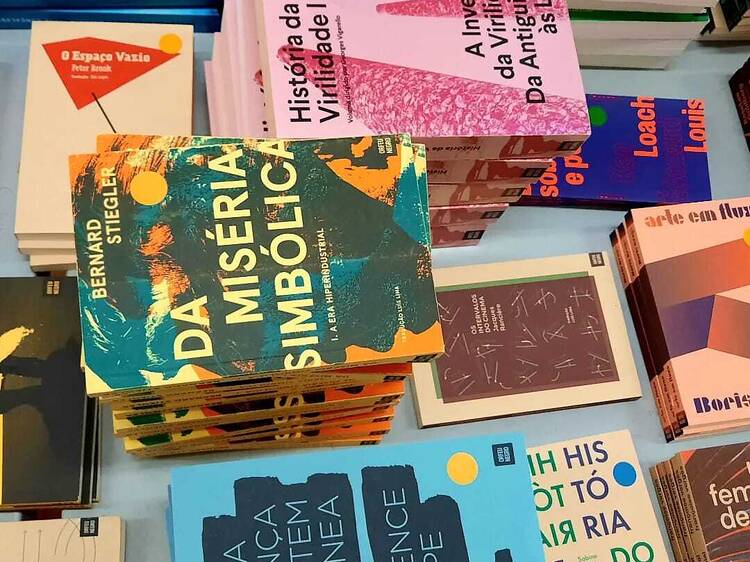 Feira de Natal da Orfeu Negro faz-se com “livros a preços apocalípticos” Feira de Natal da Orfeu Negro faz-se com “livros a preços apocalípticos”