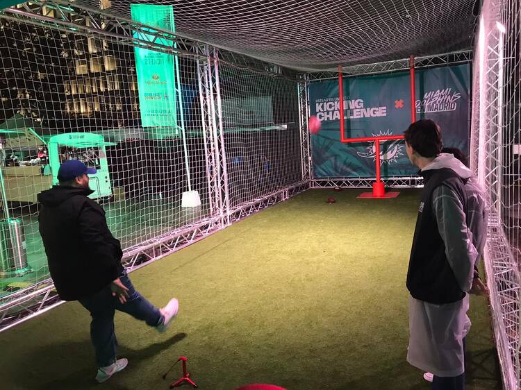 Del Bernabéu al centro de Madrid: nos colamos en la 'fan zone' de los Dolphins, una plaza llena de juegos familiares para convertirte en jugador de la NFL Del Bernabéu al centro de Madrid: nos colamos en la 'fan zone' de los Dolphins, una plaza llena de juegos familiares para convertirte en jugador de la NFL