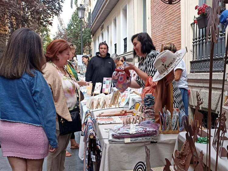 Las calles del bonito barrio de las Letras se llenan de puestos de moda, cerámica o bisutería este noviembre Las calles del bonito barrio de las Letras se llenan de puestos de moda, cerámica o bisutería este noviembre