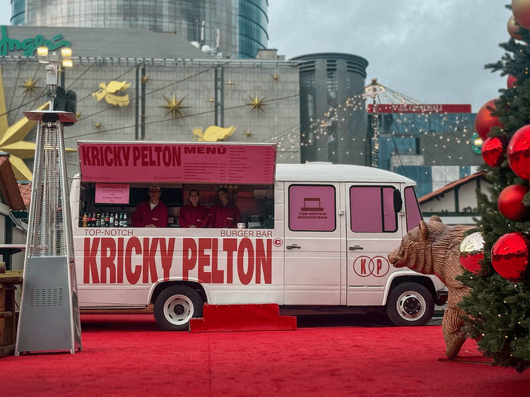 El mercadillo de Navidad más gastronómico de Madrid ya tiene fecha: vuelve el famoso pollo frito de Dabiz Muñoz, el bocata de calamares de El Brillante, los platos de Beata Pasta y las hamburguesas de Kricky Pelton El mercadillo de Navidad más gastronómico de Madrid ya tiene fecha: vuelve el famoso pollo frito de Dabiz Muñoz, el bocata de calamares de El Brillante, los platos de Beata Pasta y las hamburguesas de Kricky Pelton