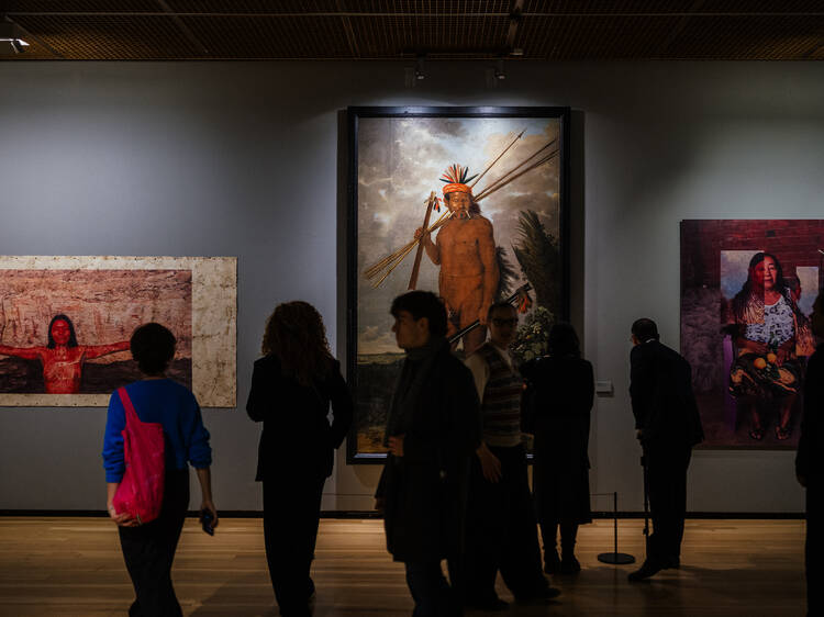 A arte é exuberante, mas a história pesa. “Complexo Brasil” traz samba, Amazónia e passado colonial A arte é exuberante, mas a história pesa. “Complexo Brasil” traz samba, Amazónia e passado colonial