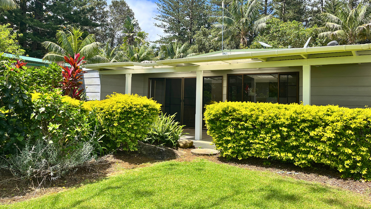 Seascape Norfolk Island Cottage in garden