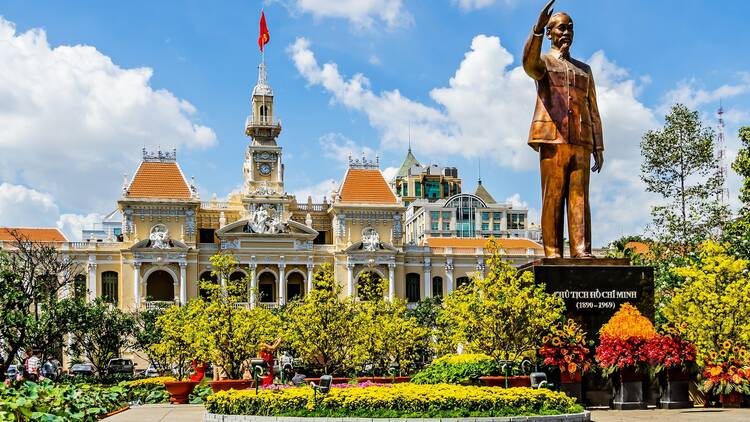 Ho Chi Minh City Hall Large bronze statue of Ho Chi Minh in front of the French colonial city hall in Saigon. (Ho Chi Minh City, Vietnam - 25/01/2020)