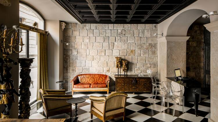 Arai 4*S Monument i l'antiga escola Massana