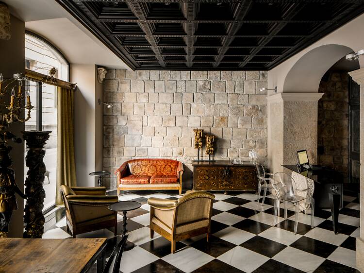 Arai 4*S Monument i l'antiga escola Massana