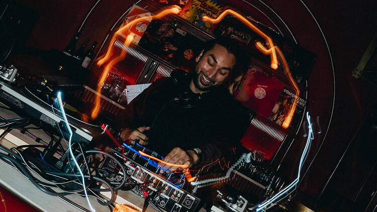 Vinyl DJ (Bar Bonobo)