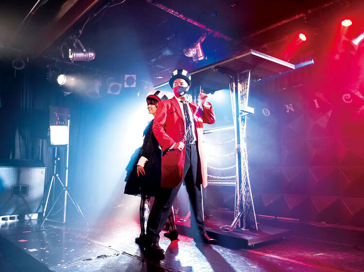 暖炉から非日常空間へ飛び込む。