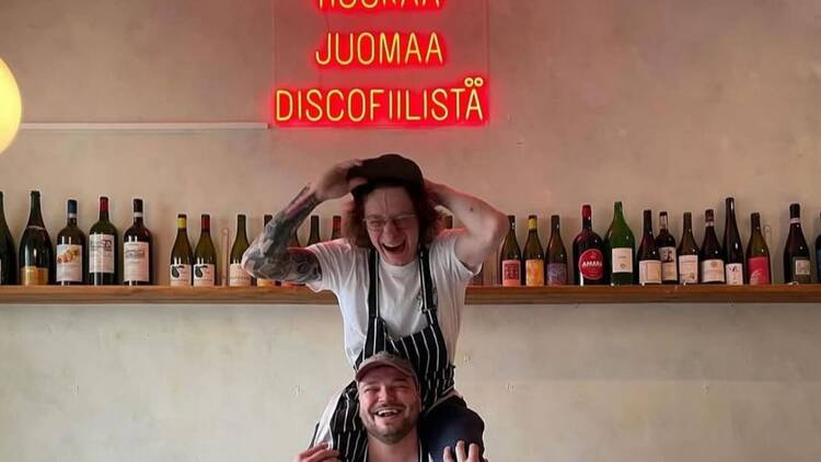 Bistro Eloisan sisustus Tampereella, viinipullorivi ja neonvaloilla koristeltu seinä luovat trendikkään ravintolatunnelman. Bistro Eloisan sisustus Tampereella, viinipullorivi ja neonvaloilla koristeltu seinä luovat trendikkään ravintolatunnelman.