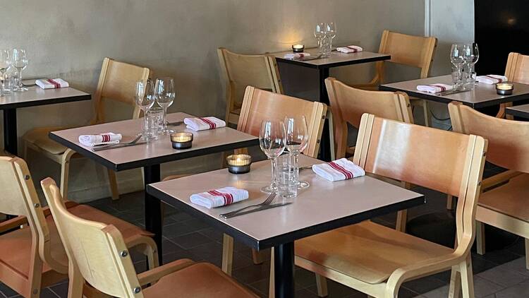 Bistro Eloisan sisustus Tampereella, katettuja pöytiä, viinilaseja ja kynttilöitä luomassa tunnelmallista ravintolakokemusta. Bistro Eloisan sisustus Tampereella, katettuja pöytiä, viinilaseja ja kynttilöitä luomassa tunnelmallista ravintolakokemusta.