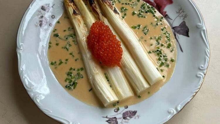 Bistro Eloisan annos Tampereella: grillattua valkoista parsaa, siianmätiä ja kermaista kastiketta kauniisti aseteltuna lautaselle. Bistro Eloisan annos Tampereella: grillattua valkoista parsaa, siianmätiä ja kermaista kastiketta kauniisti aseteltuna lautaselle.