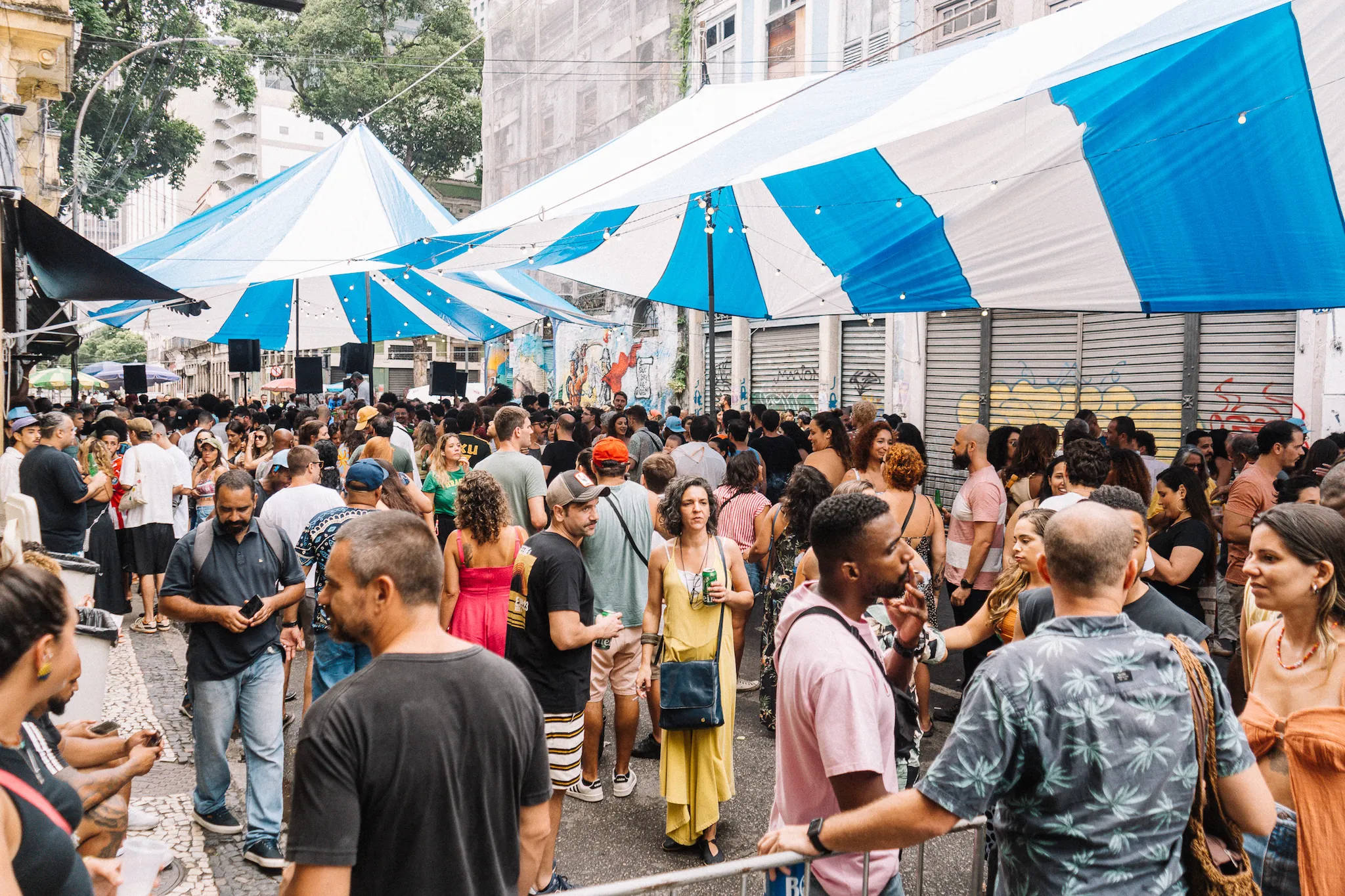 People on Rua do Senado, Rio de Janeiro