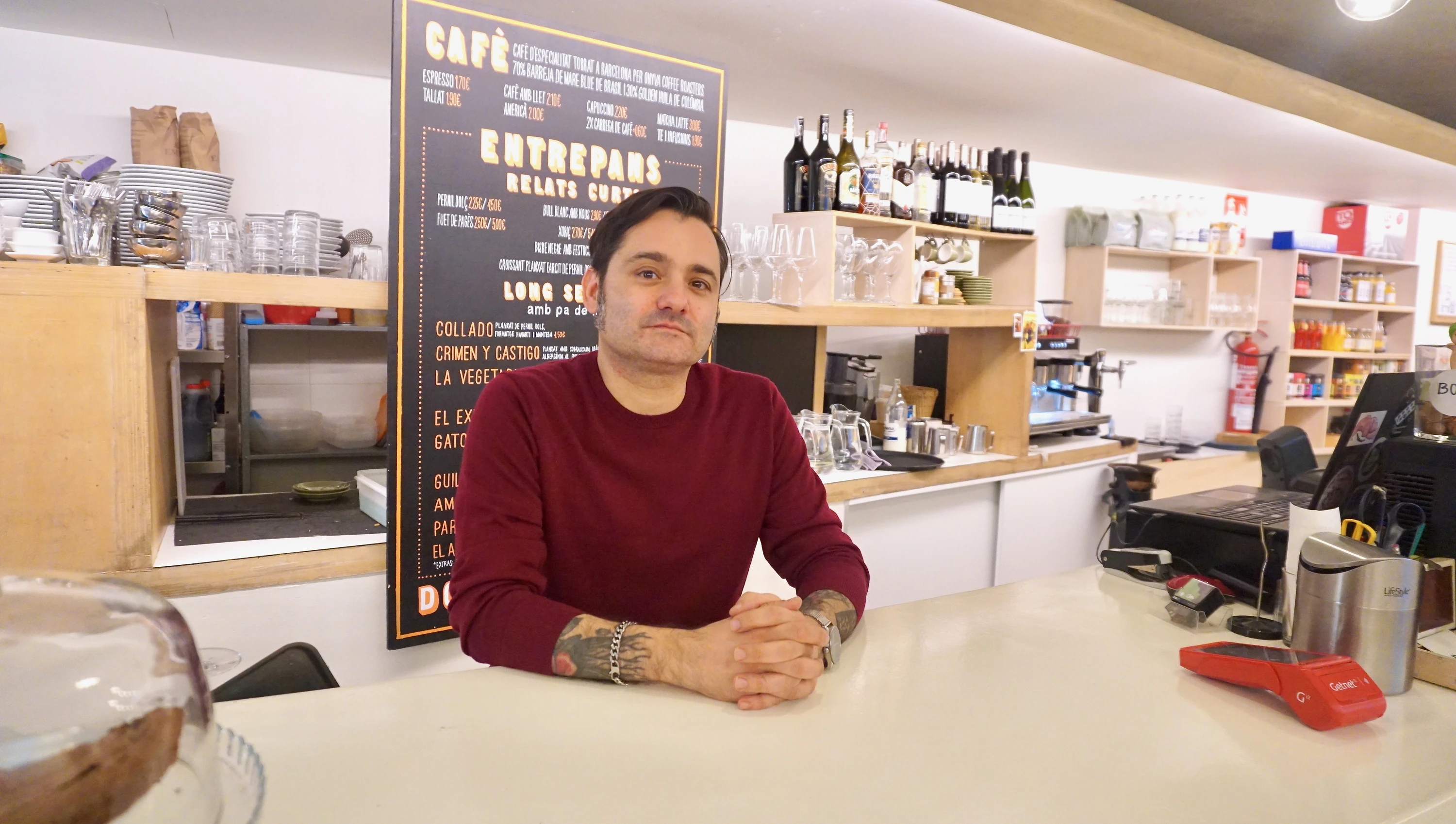 Carles Armengol en la cafeter&iacute;a + Bernat                                