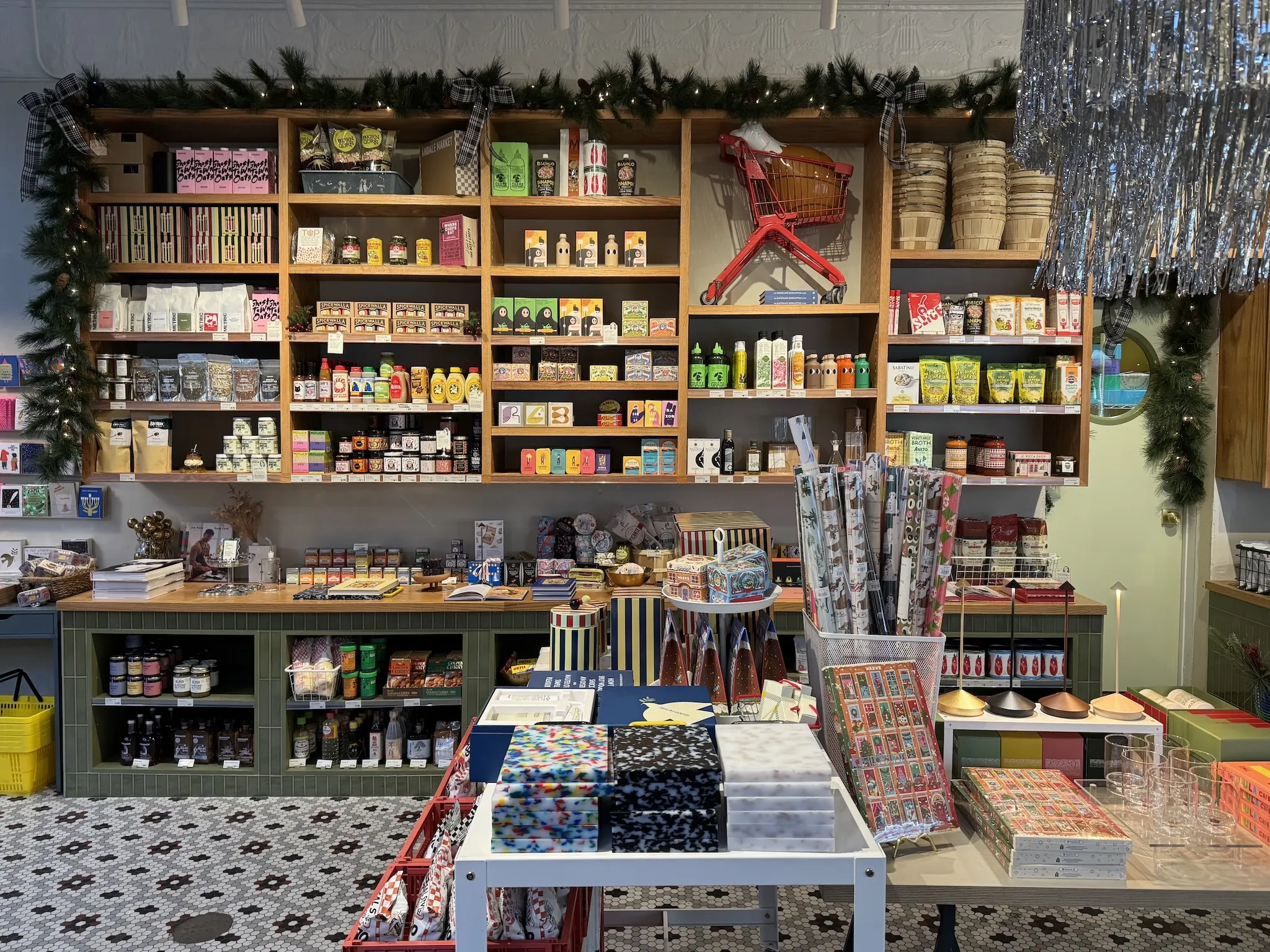 An interior photograph of Ándale Market.