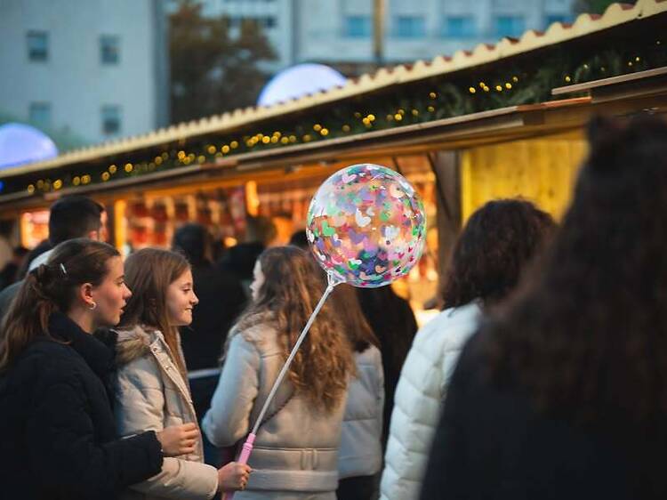 Llega la competencia navideña de la Plaza Mayor: chocolate con churros de San Ginés, pista de hielo y 32 casetas con regalos artesanales en esta otra plaza