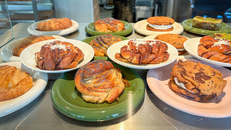 Leivonnaisia Way kahvilan tiskillä.