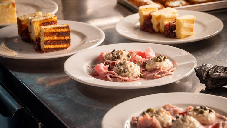 Annoksia lautasella ravintola Breran keittiössä