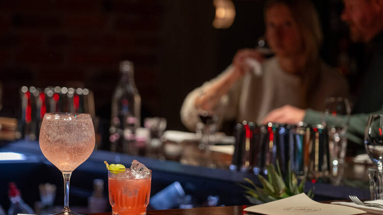 Kaksi cocktail-lasia ravintola Breran baaritiskillä